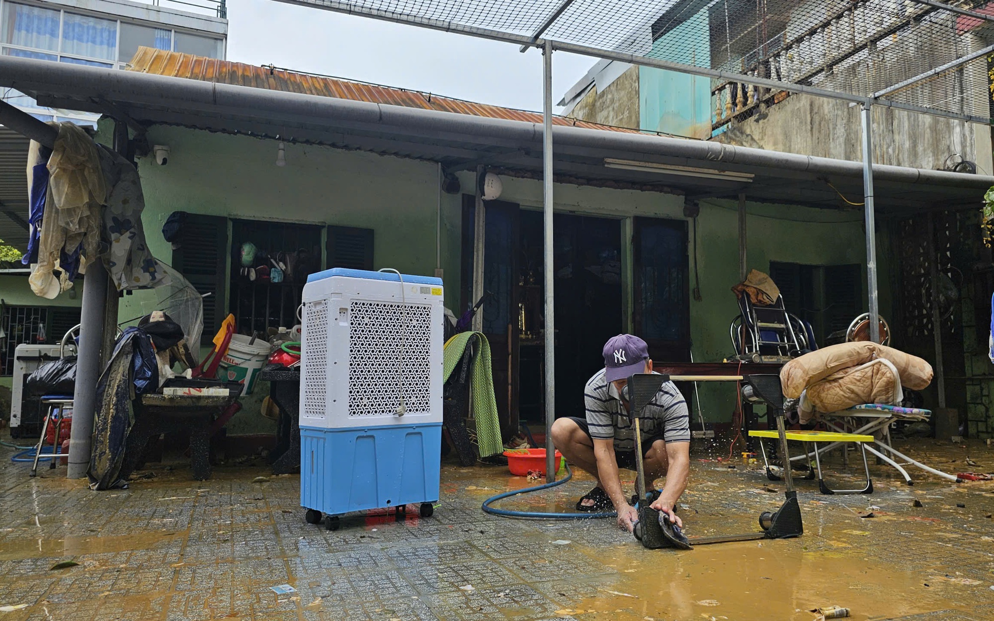 Kiểm tra hàng hóa sau lũ, 2 người bị điện giật- Ảnh 2. Người dân nội thành Huế sau lũ lịch sử: "Bất lực nhìn tài sản bị nước nhấn chìm"