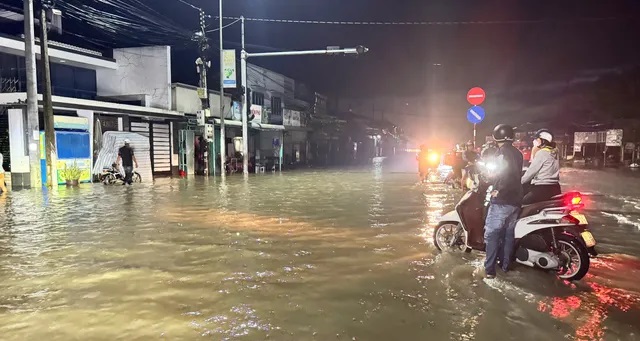 Mưa lớn, nước lũ dâng cao khiến Quốc lộ 1A qua Lâm Đồng bị chia cắt- Ảnh 1. Mưa lớn, nước lũ dâng cao khiến Quốc lộ 1A qua Lâm Đồng bị chia cắt- Ảnh 1.