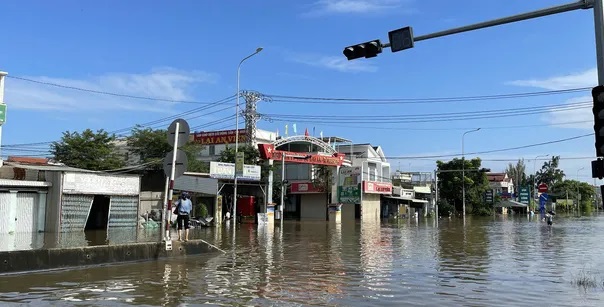 Mưa lớn, nước lũ dâng cao khiến Quốc lộ 1A qua Lâm Đồng bị chia cắt- Ảnh 2. Mưa lớn, nước lũ dâng cao khiến Quốc lộ 1A qua Lâm Đồng bị chia cắt- Ảnh 2.