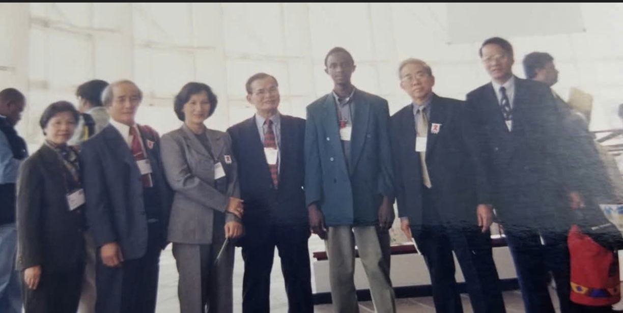 PGS.TS Chung Á - Hành trình của người gieo ánh sáng giữa vùng tối HIV/AIDS- Ảnh 4. PGS.TS Chung Á - Hành trình của người gieo ánh sáng giữa vùng tối HIV/AIDS- Ảnh 4.