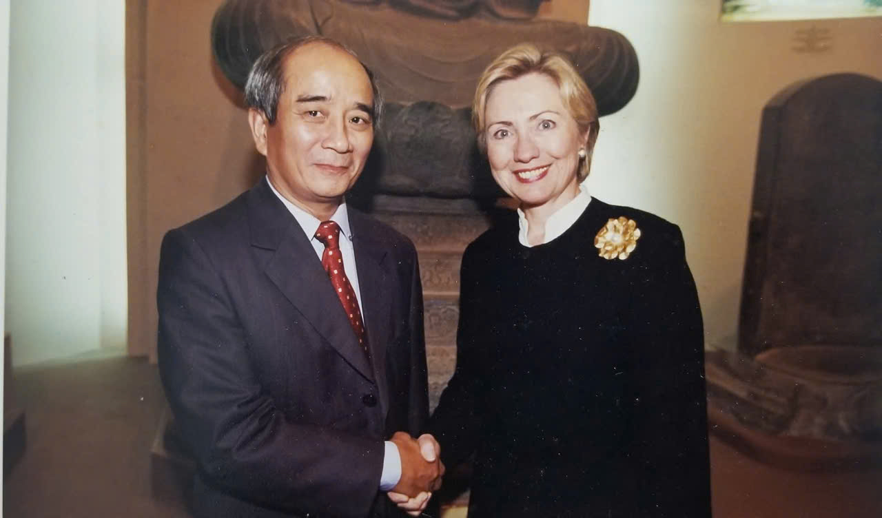 PGS.TS Chung Á - Hành trình của người gieo ánh sáng giữa vùng tối HIV/AIDS- Ảnh 6. PGS.TS Chung Á - Hành trình của người gieo ánh sáng giữa vùng tối HIV/AIDS- Ảnh 6.