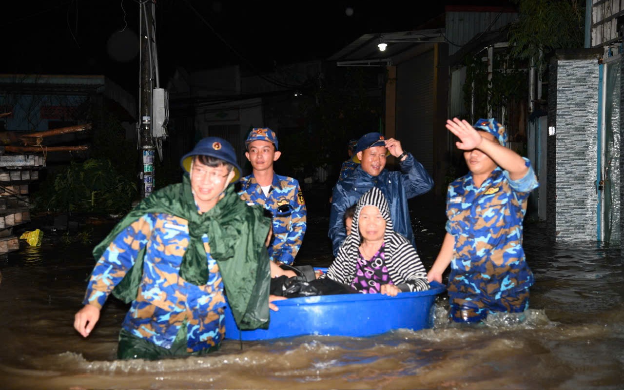 Lực lượng hải quân xuyên đêm hỗ trợ người dân bị ngập sâu ở Lâm Đồng