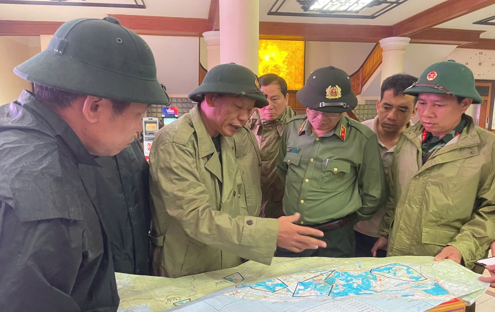 Sát cánh cùng nhân dân khắc phục hậu quả mưa lũ lịch sử- Ảnh 3. Sát cánh cùng nhân dân khắc phục hậu quả mưa lũ lịch sử- Ảnh 3.