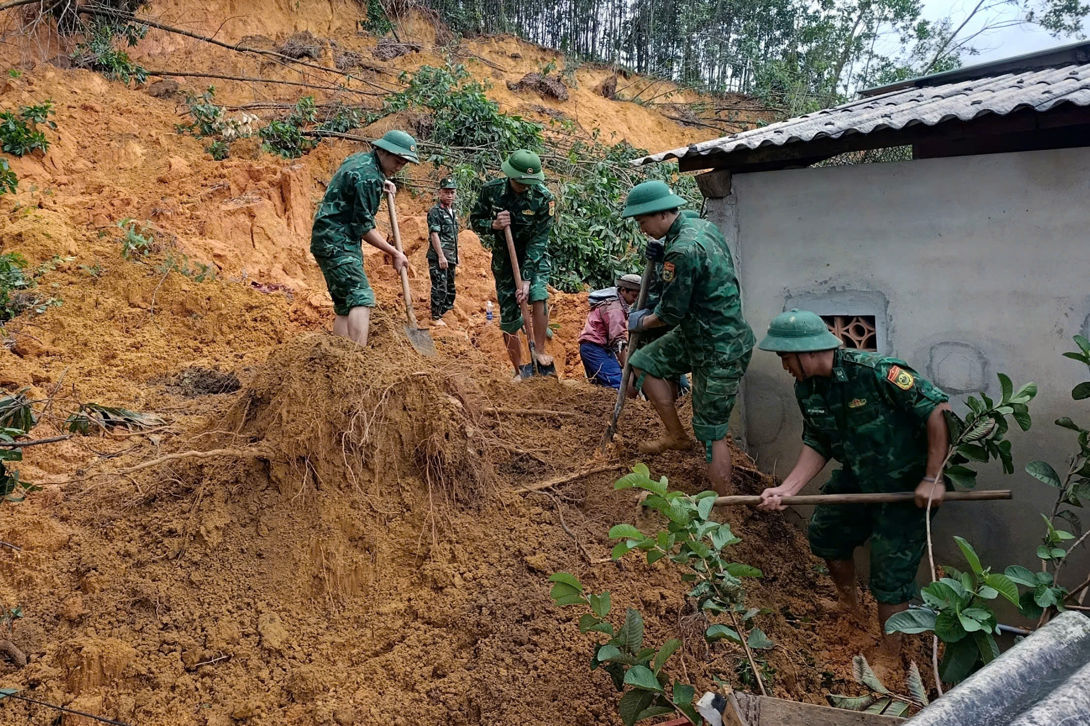 Sát cánh cùng nhân dân khắc phục hậu quả mưa lũ lịch sử- Ảnh 2. Sát cánh cùng nhân dân khắc phục hậu quả mưa lũ lịch sử- Ảnh 2.
