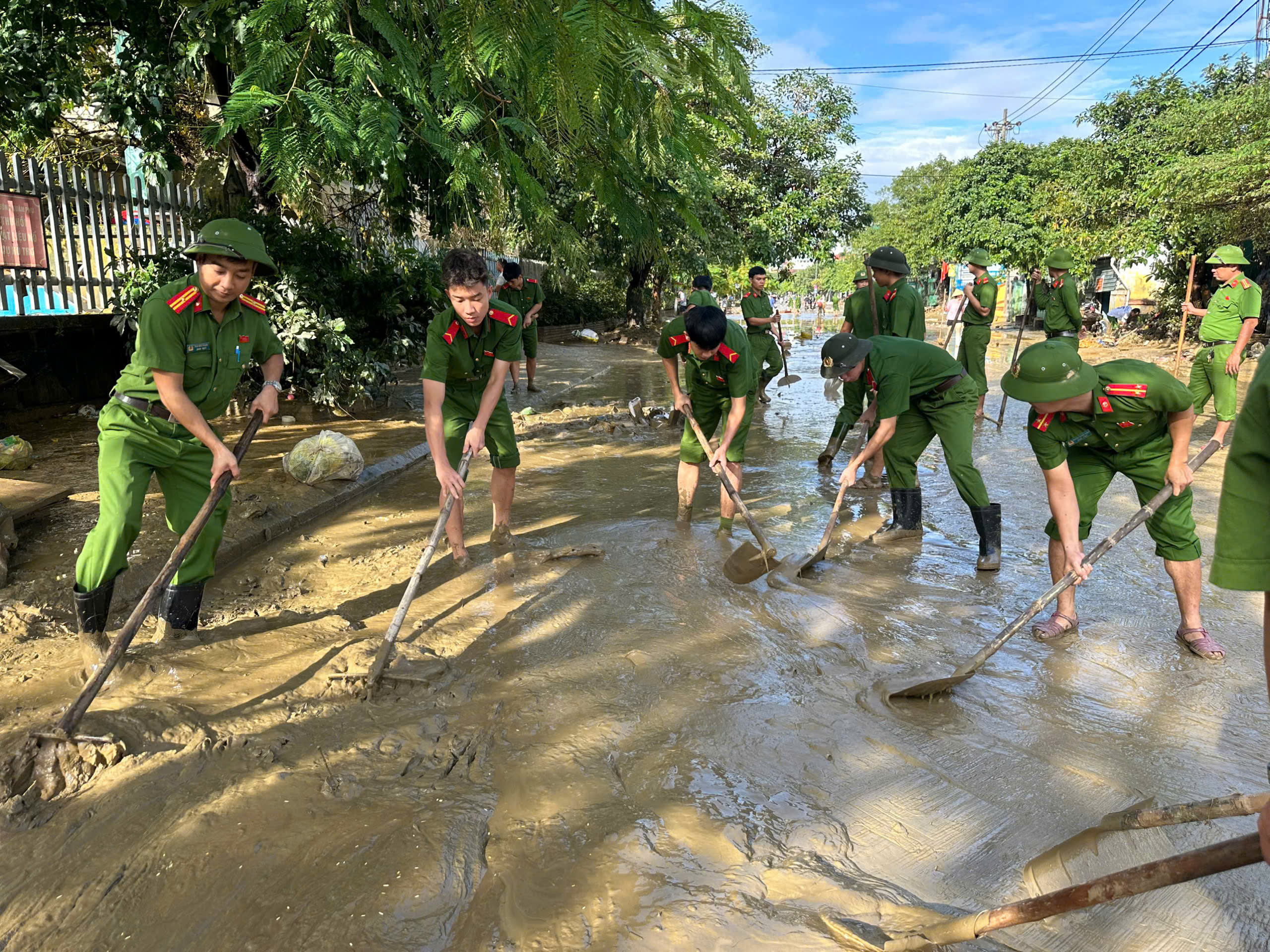 Sát cánh cùng nhân dân khắc phục hậu quả mưa lũ lịch sử- Ảnh 4. Sát cánh cùng nhân dân khắc phục hậu quả mưa lũ lịch sử- Ảnh 4.