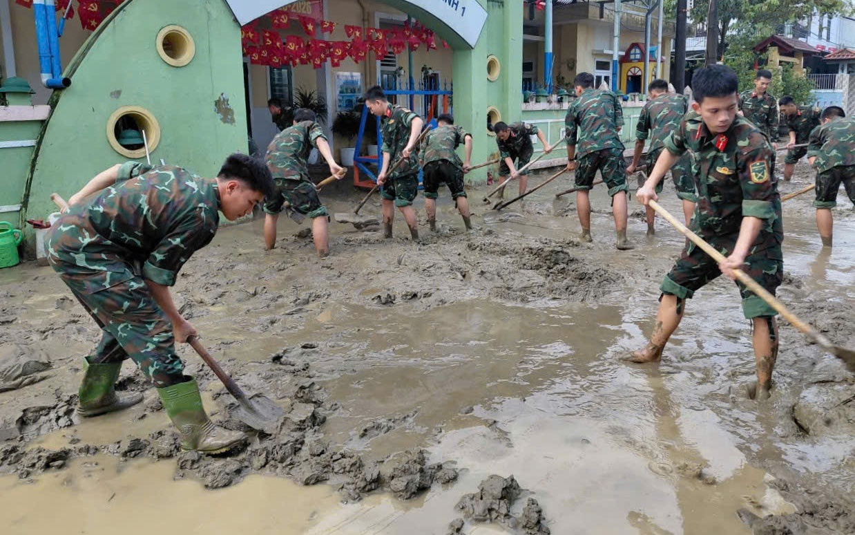 Thời tiết tháng 11 trên cả nước diễn biến thế nào?- Ảnh 3. Sát cánh cùng nhân dân khắc phục hậu quả mưa lũ lịch sử