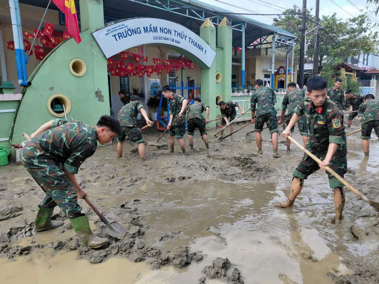 Sát cánh cùng nhân dân khắc phục hậu quả mưa lũ lịch sử- Ảnh 1. Sát cánh cùng nhân dân khắc phục hậu quả mưa lũ lịch sử- Ảnh 1.