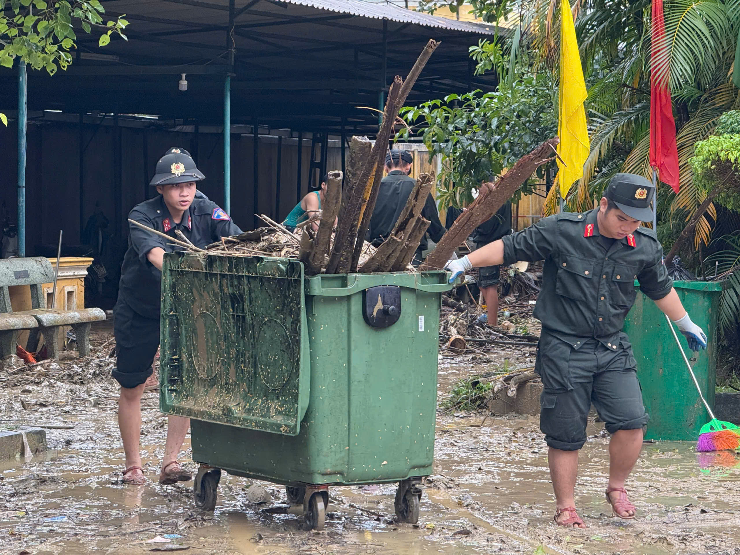 Sát cánh cùng nhân dân khắc phục hậu quả mưa lũ lịch sử- Ảnh 5. Sát cánh cùng nhân dân khắc phục hậu quả mưa lũ lịch sử- Ảnh 5.