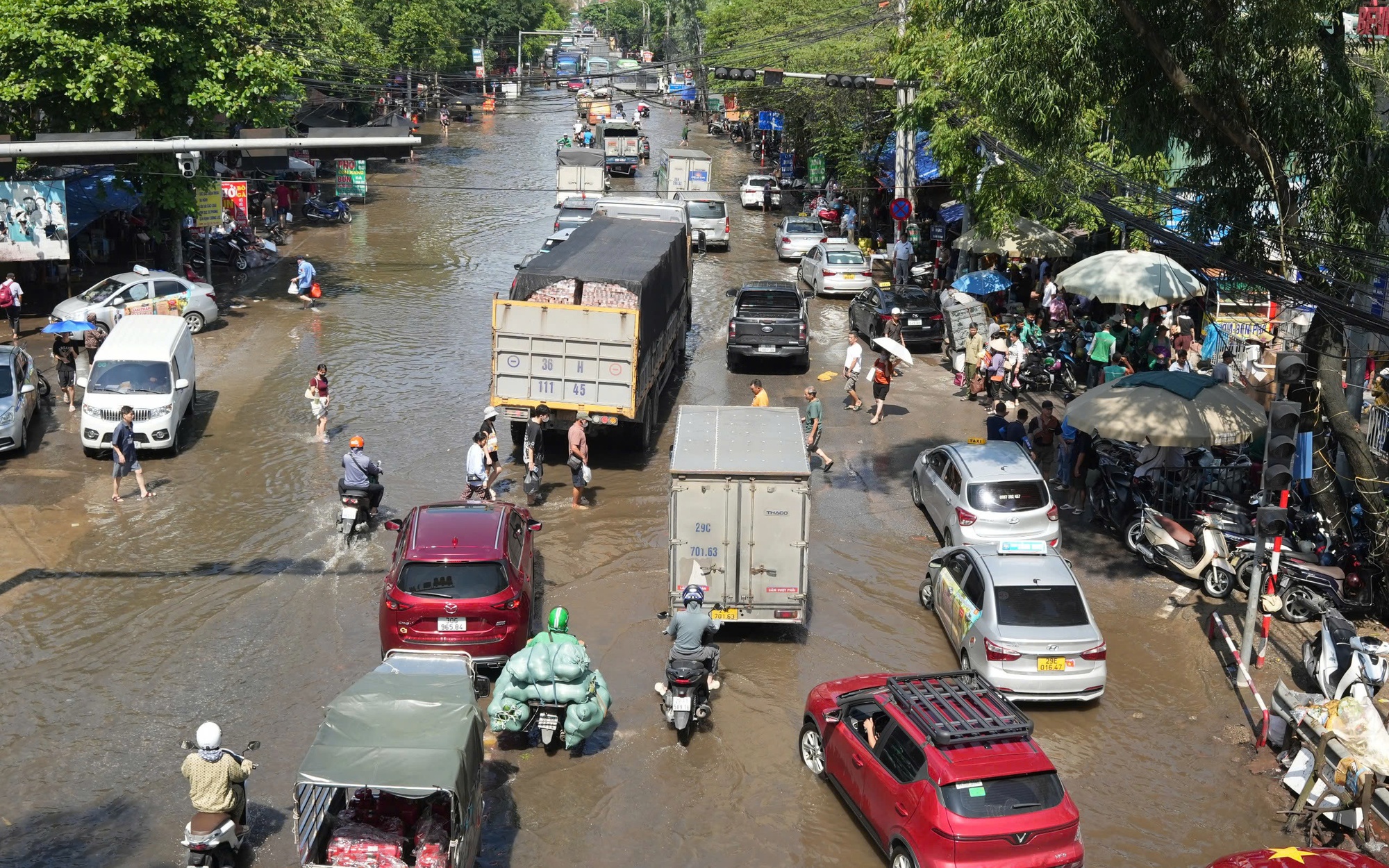 Hà Nội gấp rút giải quyết vấn đề thoát nước, chằng chống cây xanh ứng phó với bão số 11