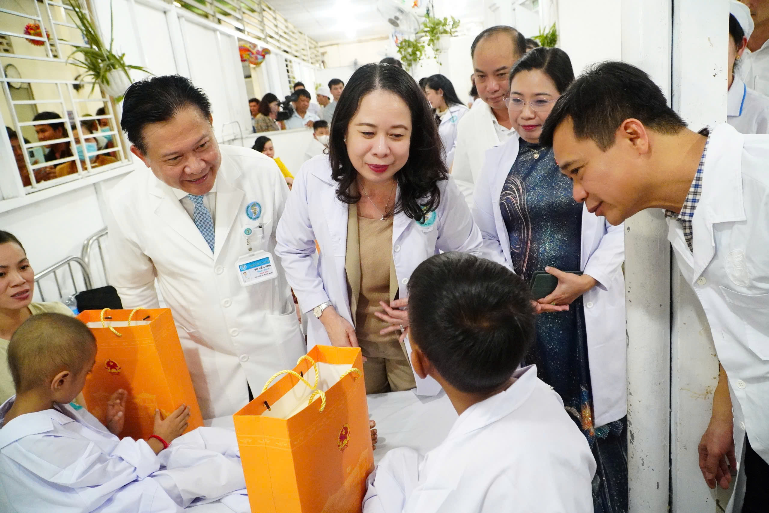 Phó Chủ tịch nước Võ Thị Ánh Xuân dự chương trình 'Lồng đèn thắp sáng ước mơ' với trẻ em nghèo Cần Thơ- Ảnh 1.