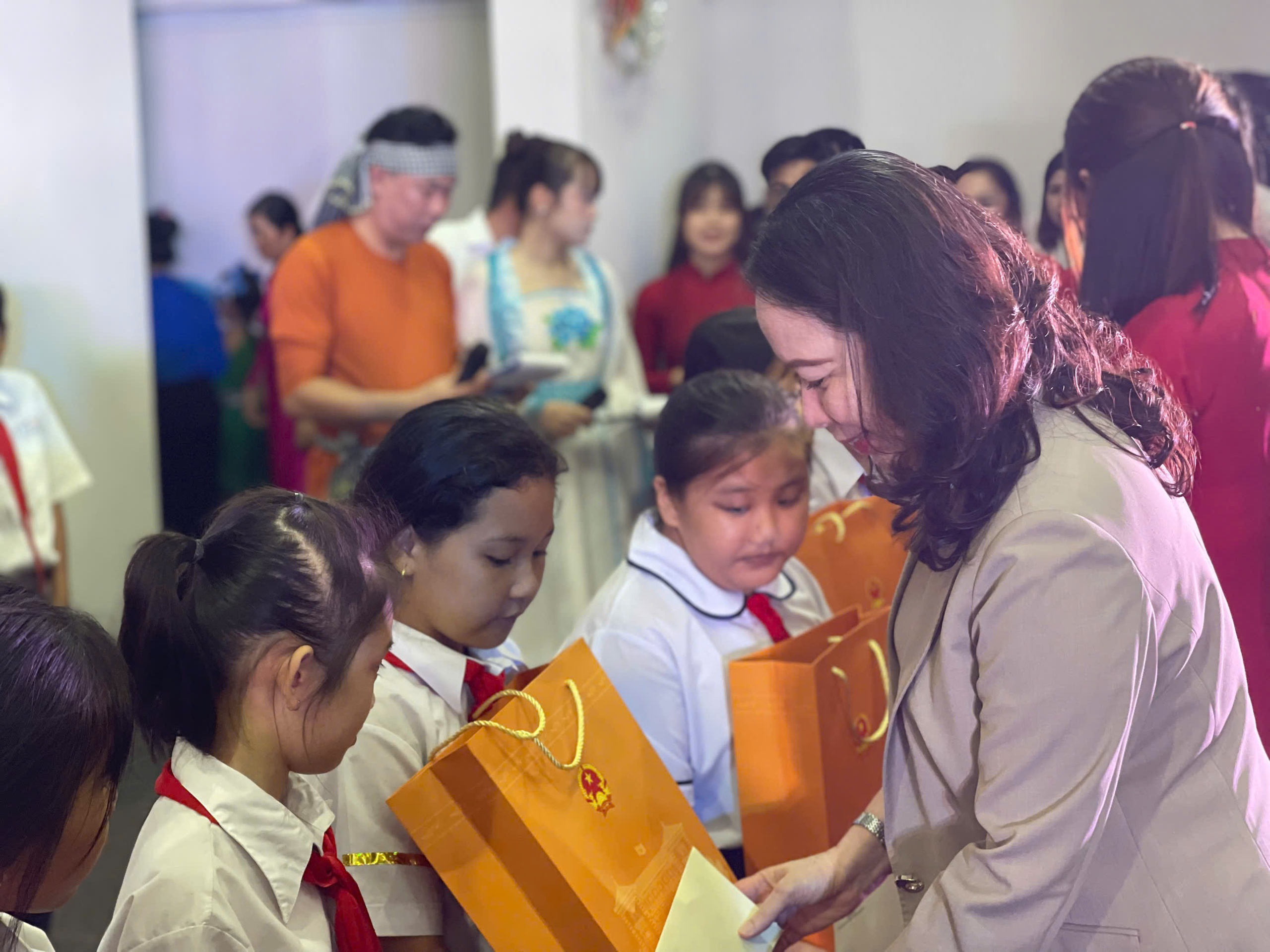 Phó Chủ tịch nước Võ Thị Ánh Xuân dự chương trình 'Lồng đèn thắp sáng ước mơ' với trẻ em nghèo Cần Thơ- Ảnh 2.