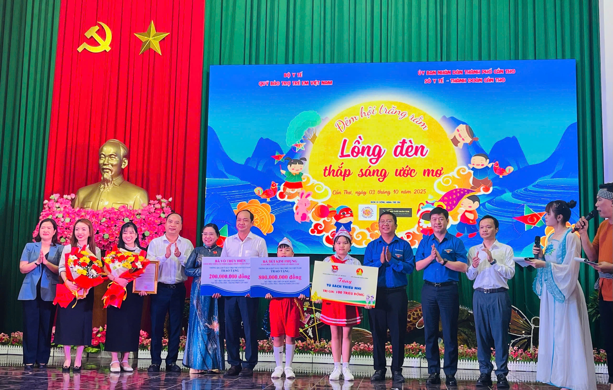 Phó Chủ tịch nước Võ Thị Ánh Xuân dự chương trình 'Lồng đèn thắp sáng ước mơ' với trẻ em nghèo Cần Thơ- Ảnh 3.