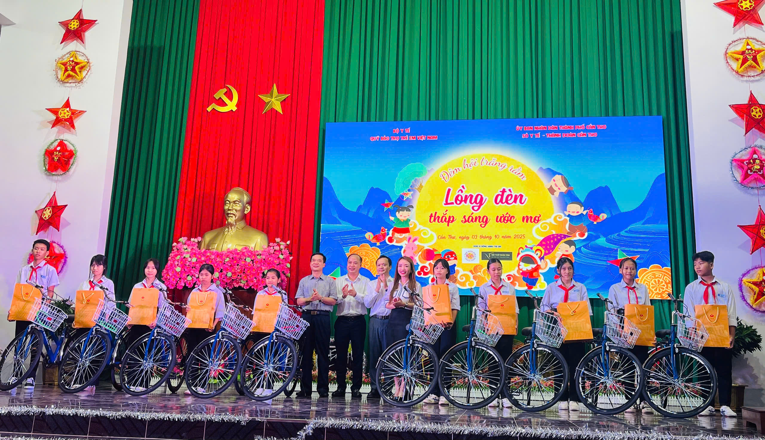 Phó Chủ tịch nước Võ Thị Ánh Xuân dự chương trình 'Lồng đèn thắp sáng ước mơ' với trẻ em nghèo Cần Thơ- Ảnh 4.