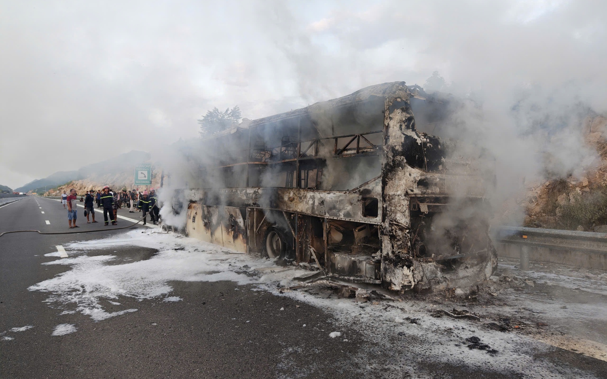 Xe đầu kéo bốc cháy dữ dội trên cao tốc qua Hà Tĩnh- Ảnh 2. Xe khách bốc cháy dữ dội trên cao tốc Nha Trang - Cam Lâm