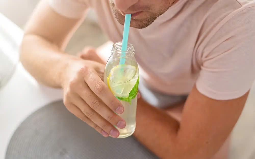 Uống nước trước bữa ăn có giúp giảm mỡ và giảm cảm giác thèm ăn?