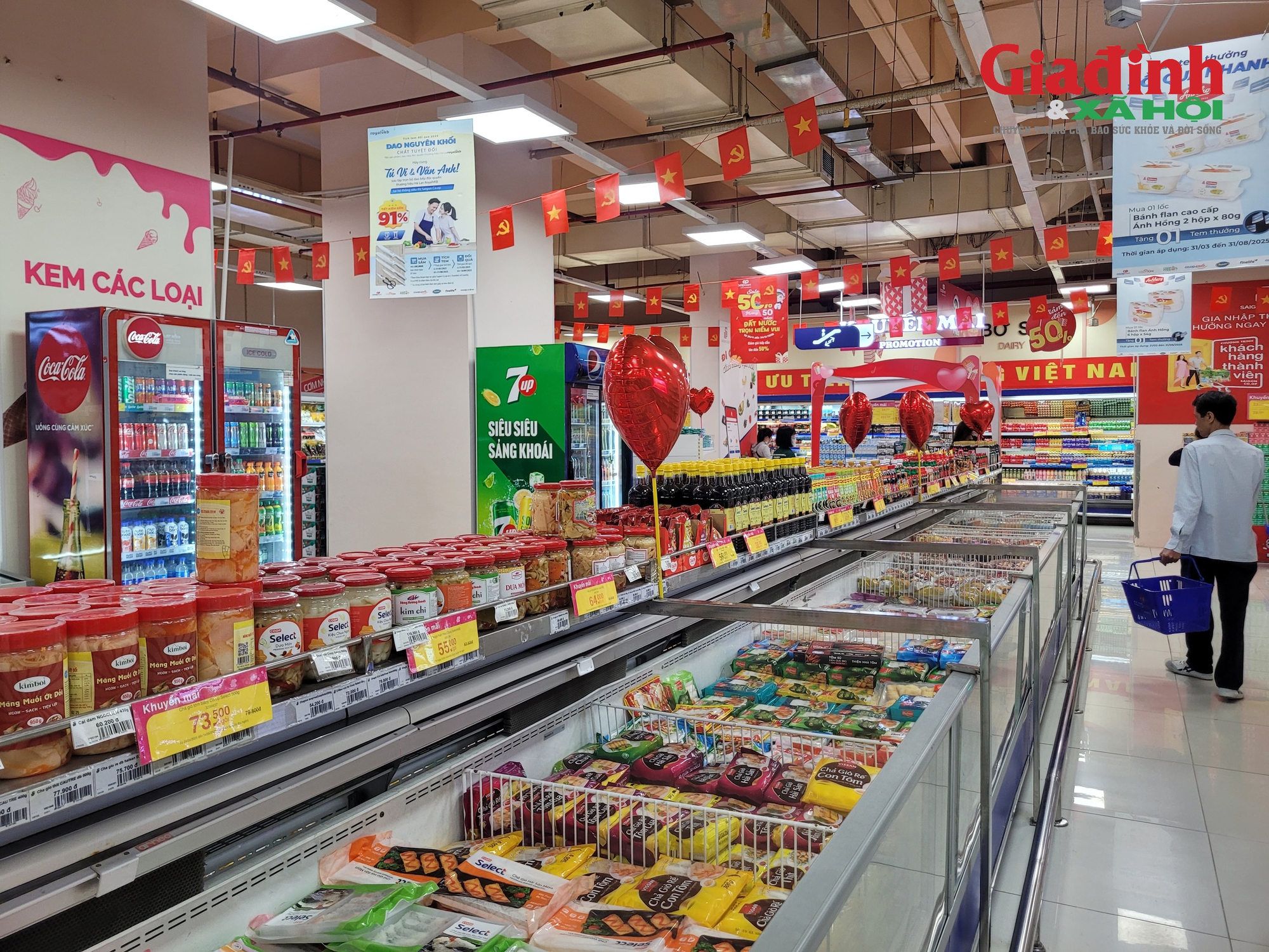Trước bão số 11: Hàng hóa thiết yếu giảm sâu để kích cầu tiêu dùng và hỗ trợ người dân- Ảnh 1.