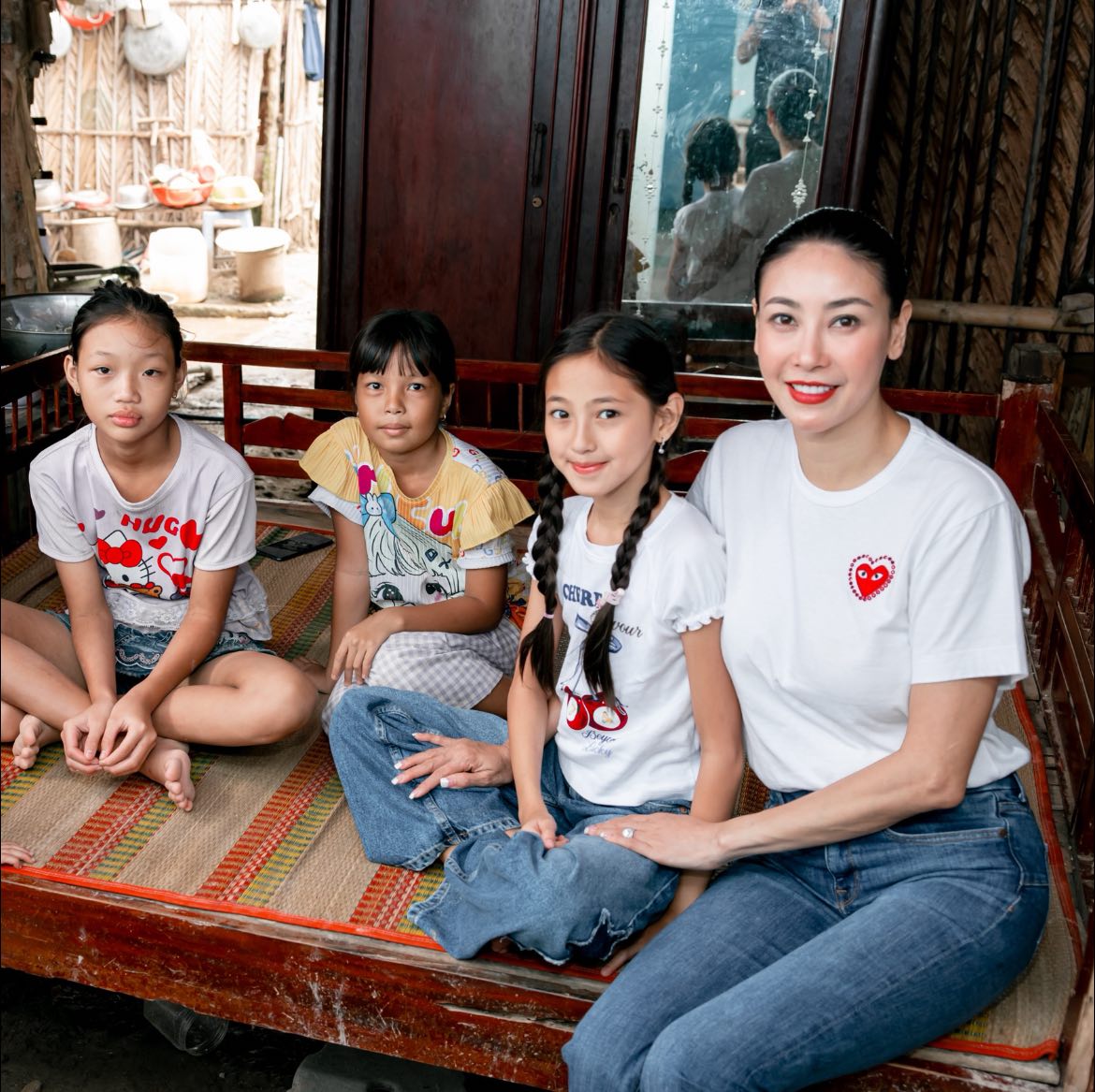 Con gái Hà Kiều Anh làm thiện nguyện với mẹ, nhan sắc và thần thái gây ngỡ ngàng- Ảnh 2.