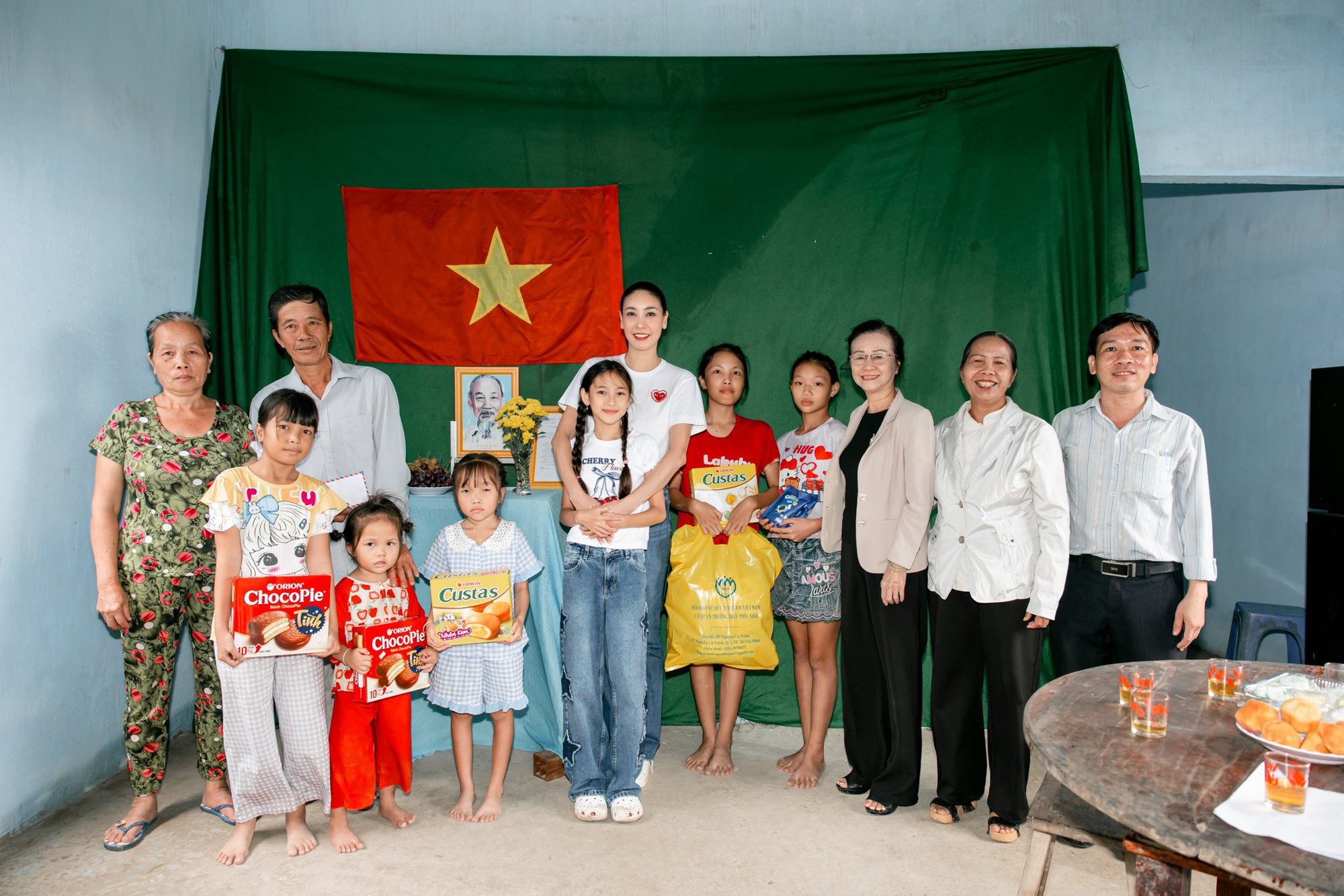 Con gái Hà Kiều Anh làm thiện nguyện với mẹ, nhan sắc và thần thái gây ngỡ ngàng- Ảnh 3.