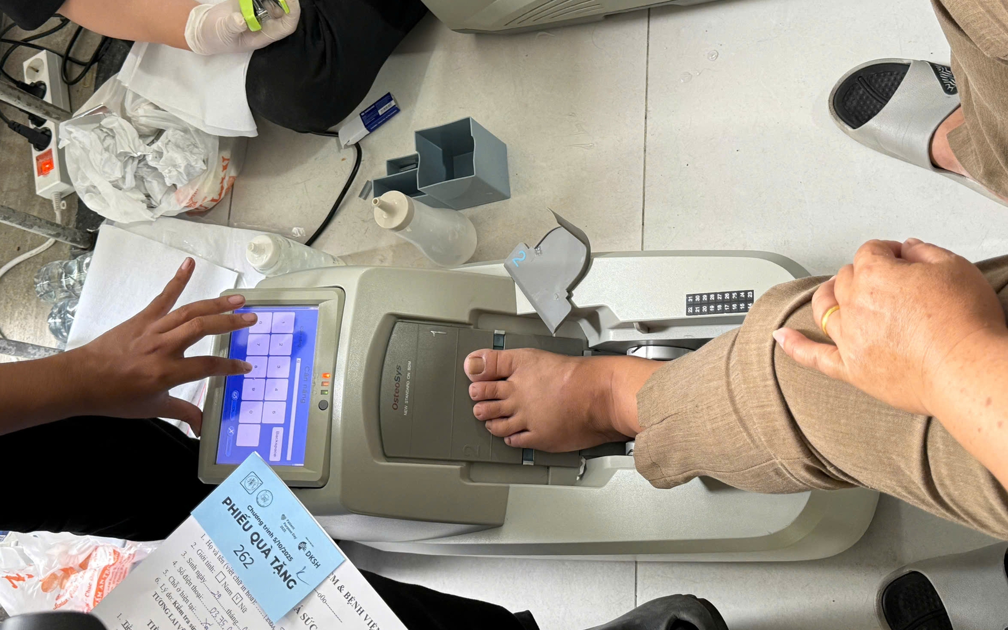 4 loại thực phẩm âm thầm làm tăng nguy cơ loãng xương- Ảnh 1. Khoảng 40% người trên 70 tuổi có nguy cơ loãng xương