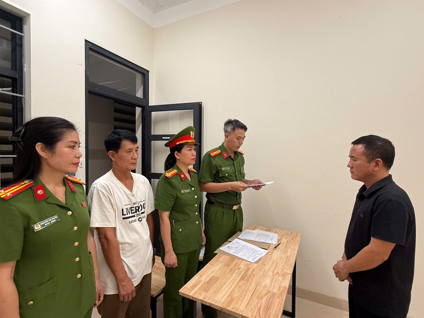 Chôn lấp hơn 2.000 tấn chất thải trái phép ra môi trường, giám đốc công ty cùng 4 đồng phạm bị bắt- Ảnh 3.