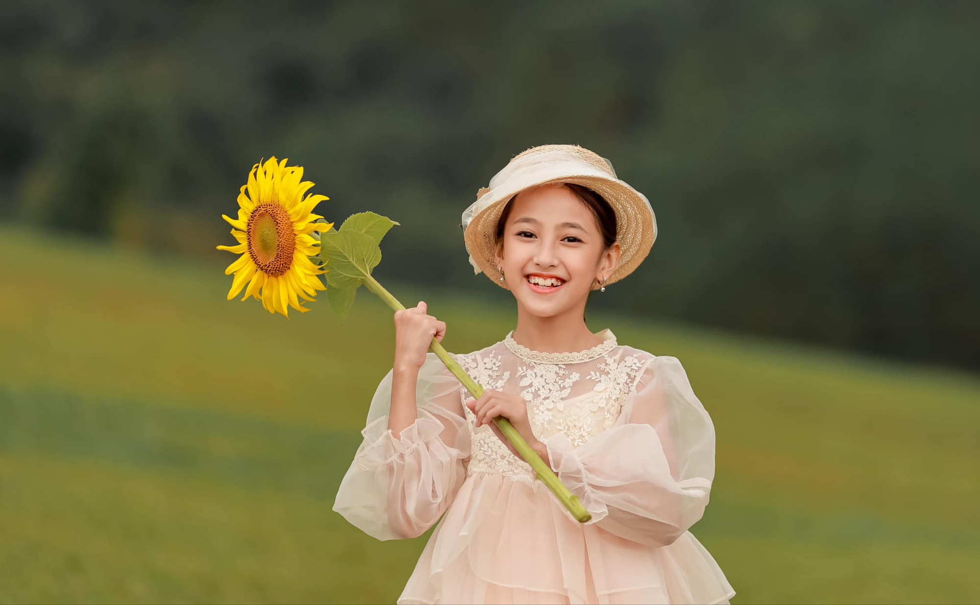 Con gái Hà Kiều Anh làm thiện nguyện với mẹ, nhan sắc và thần thái gây ngỡ ngàng- Ảnh 8.