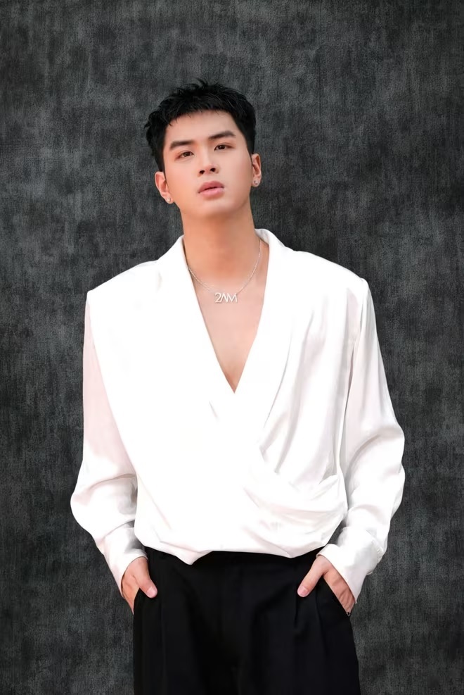 Điều không thể ngờ về diễn viên 'nam thần' đang gây tranh cãi trong 'Gió ngang khoảng trời xanh'- Ảnh 1. Điều không thể ngờ về diễn viên 'nam thần' đang gây tranh cãi trong 'Gió ngang khoảng trời xanh'- Ảnh 1.