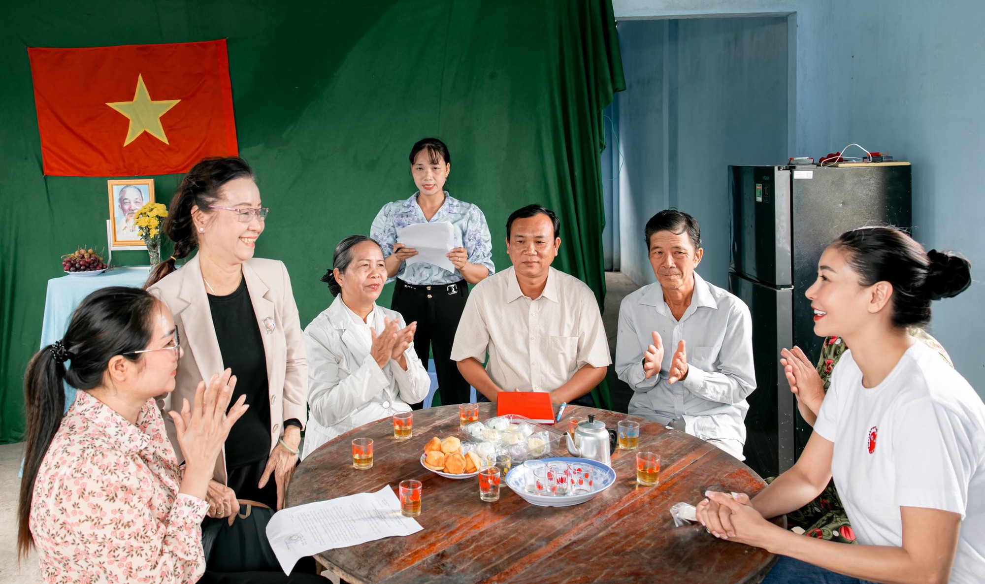 Con gái Hà Kiều Anh làm thiện nguyện với mẹ, nhan sắc và thần thái gây ngỡ ngàng- Ảnh 5.