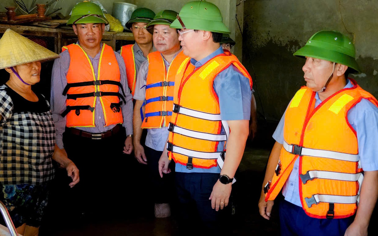 Sau lũ, xuất hiện những ‘bác sĩ’ xe máy, đồ điện tử miễn phí- Ảnh 8.