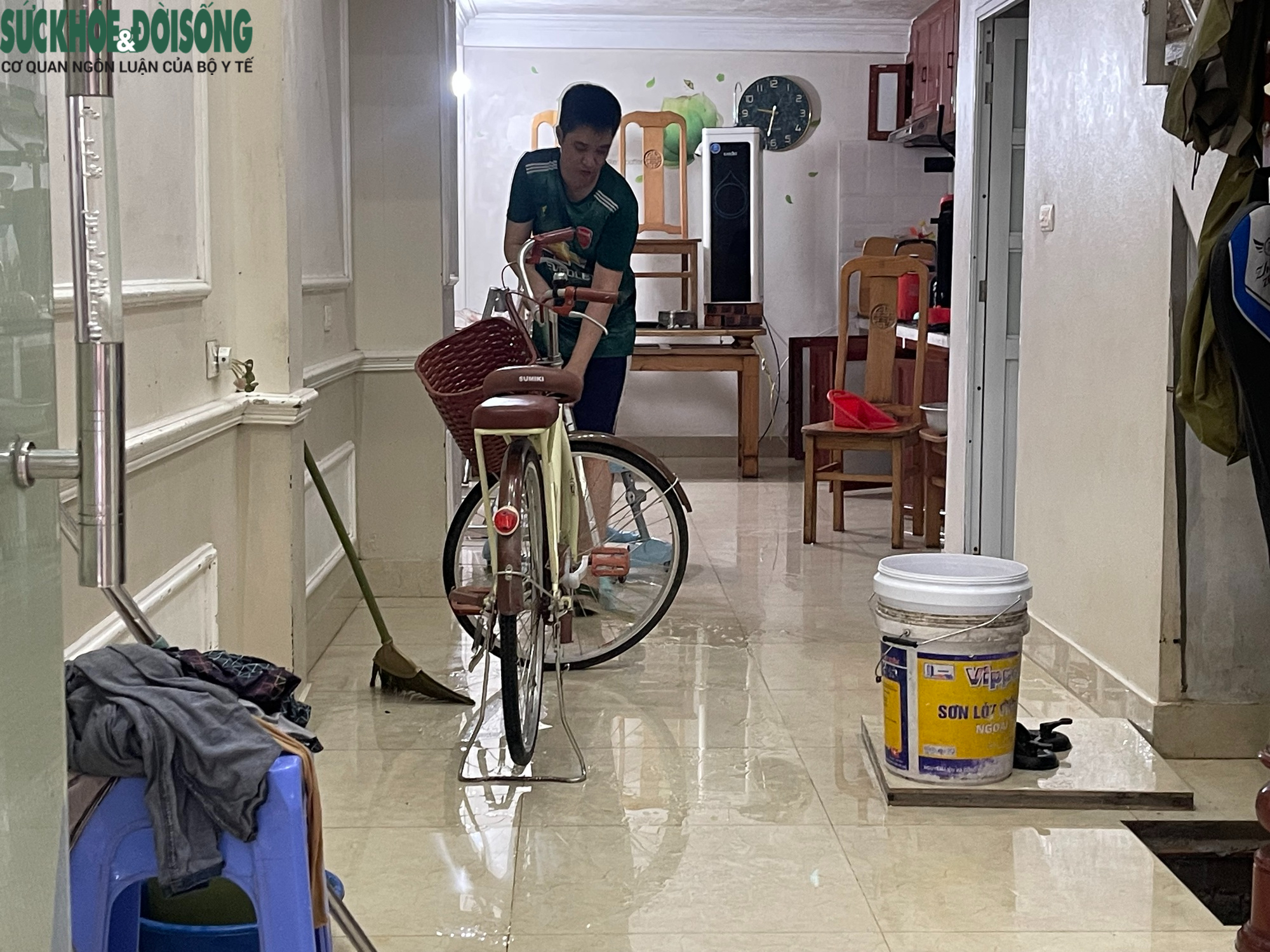 Hà Nội: Sau một tuần ngập lụt, phố Miêu Nha dần trở lại nhịp sống thường ngày- Ảnh 1.