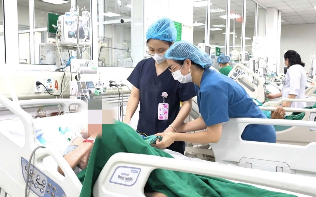 Nghĩ đau bụng bình thường, người đàn ông vào viện đã vỡ tĩnh mạch, máu phun thành tia trong dạ dày- Ảnh 1.