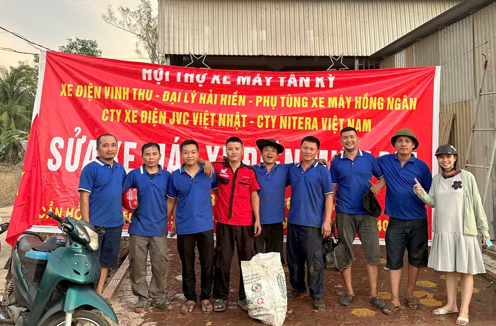 Sau lũ, xuất hiện những ‘bác sĩ’ xe máy, đồ điện tử miễn phí- Ảnh 7.