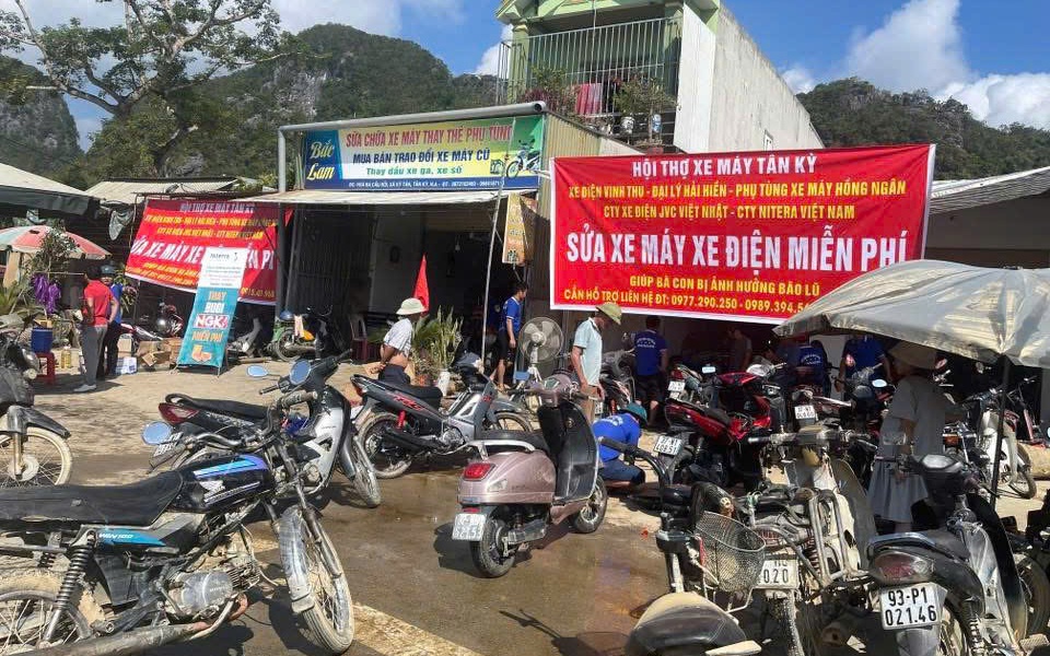 Nước lũ cuồn cuộn đổ vào bệnh viện ở Sơn La, máy móc, thiết bị y tế trôi theo dòng nước- Ảnh 3.