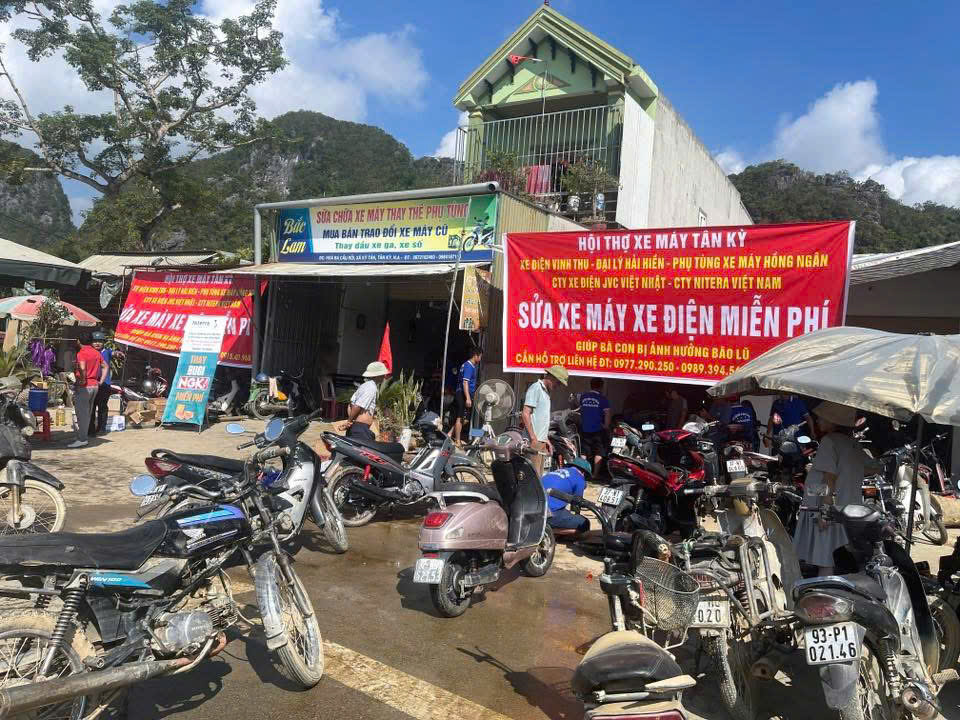 Sau lũ, xuất hiện những ‘bác sĩ’ xe máy, đồ điện tử miễn phí- Ảnh 1.