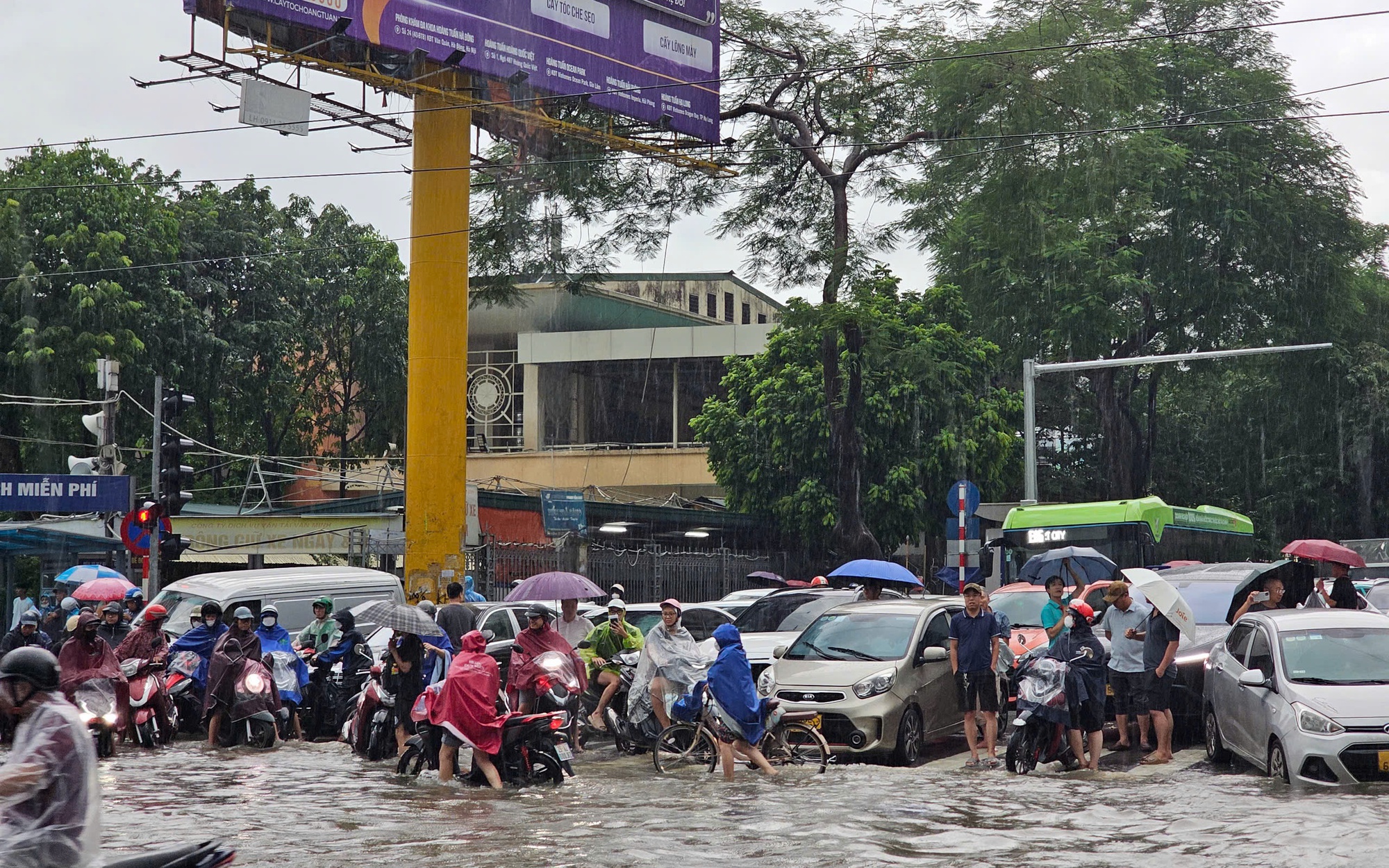 Hà Nội có thể mưa lớn chiều tối và đêm nay
