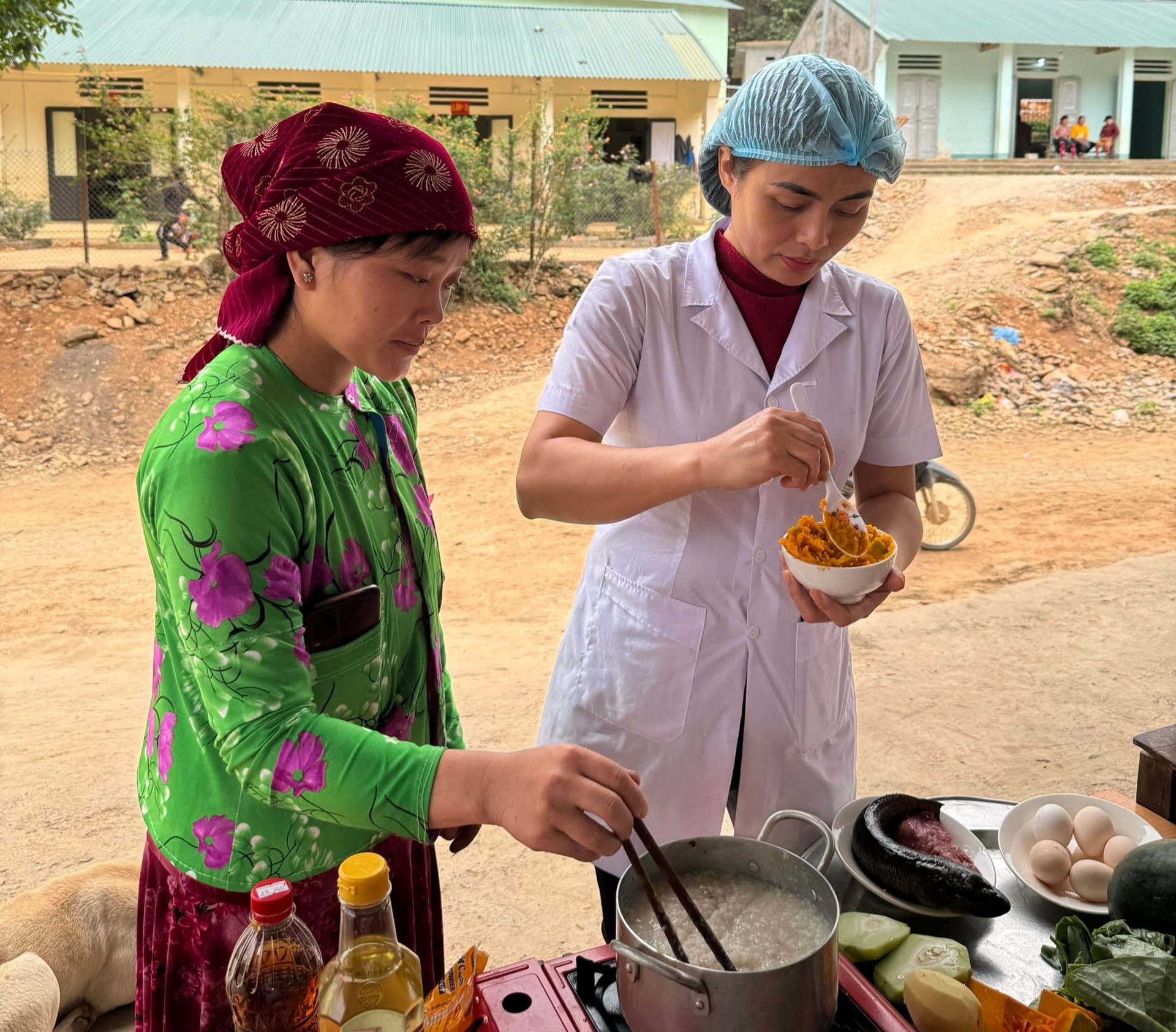 Bổ sung dinh dưỡng đúng cách cho trẻ ở vùng kinh tế khó khăn - Ảnh 2. Bổ sung dinh dưỡng đúng cách cho trẻ ở vùng kinh tế khó khăn - Ảnh 2.
