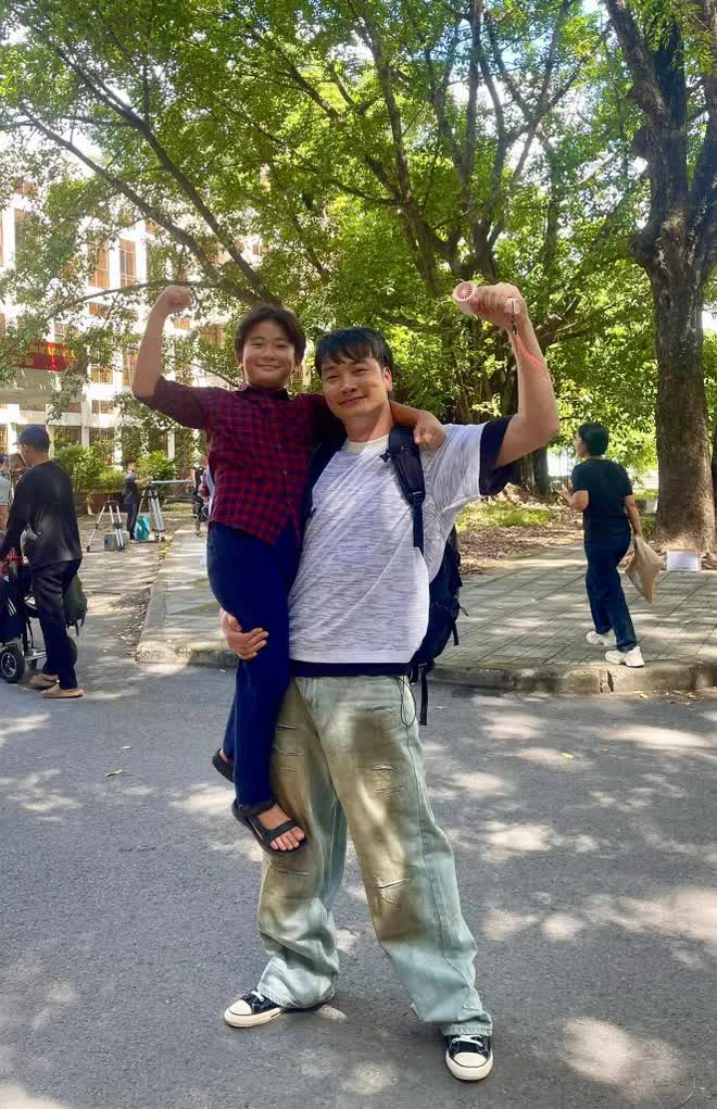 Bất ngờ trước sự giống nhau 'như đúc' giữa dàn diễn viên khi bé và trưởng thành trong phim 'Cách em 1 milimet'- Ảnh 4. Bất ngờ trước sự giống nhau 'như đúc' giữa dàn diễn viên khi bé và trưởng thành trong phim 'Cách em 1 milimet'- Ảnh 4.