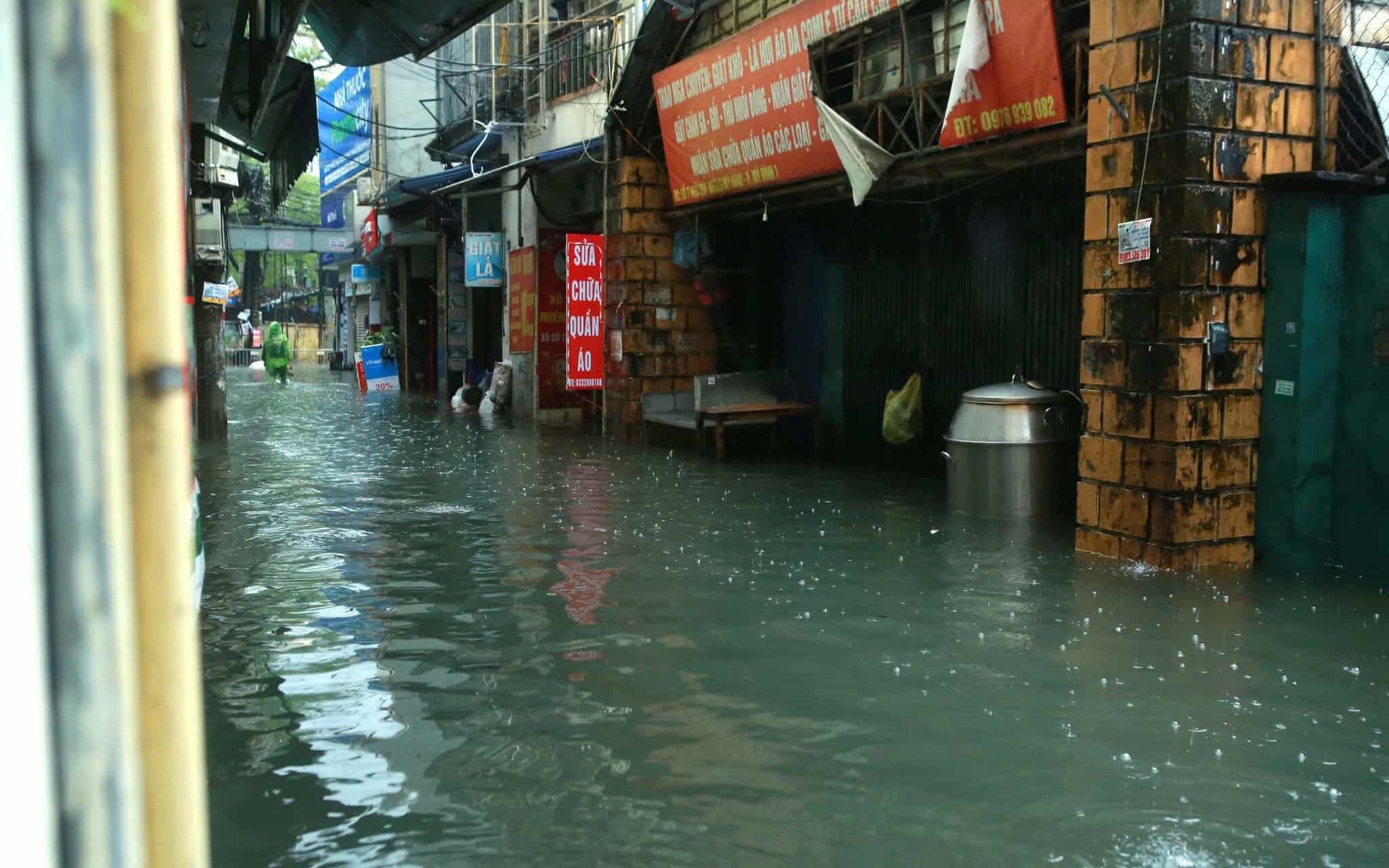 CSGT kịp thời phát hiện rò điện tại khu vực ngập nước