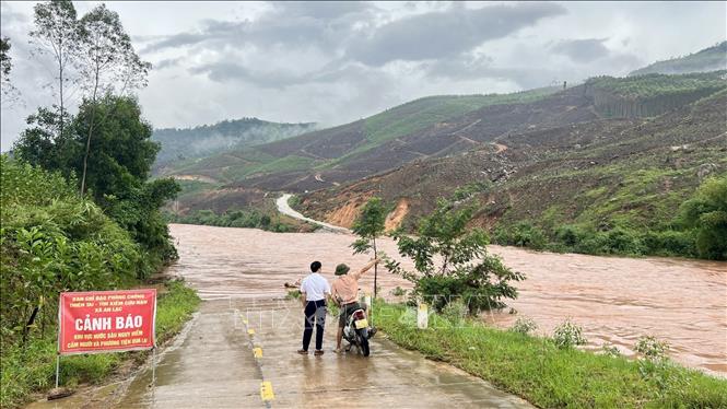 Giải cứu an toàn 12 người bị mưa lũ cô lập ở Bắc Ninh- Ảnh 1.