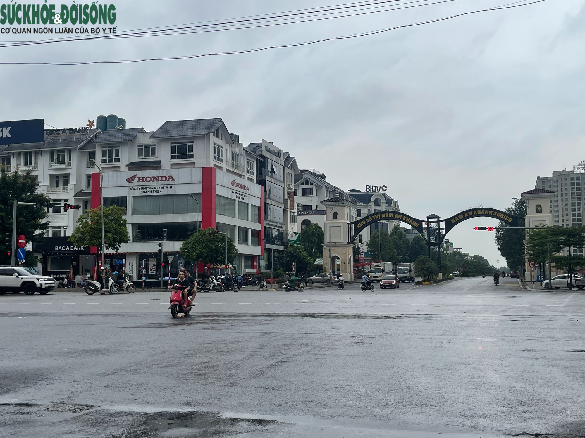 Hà Nội: Hình ảnh lạ thường tại 'ốc đảo An Khánh' sau mưa lớn- Ảnh 1.