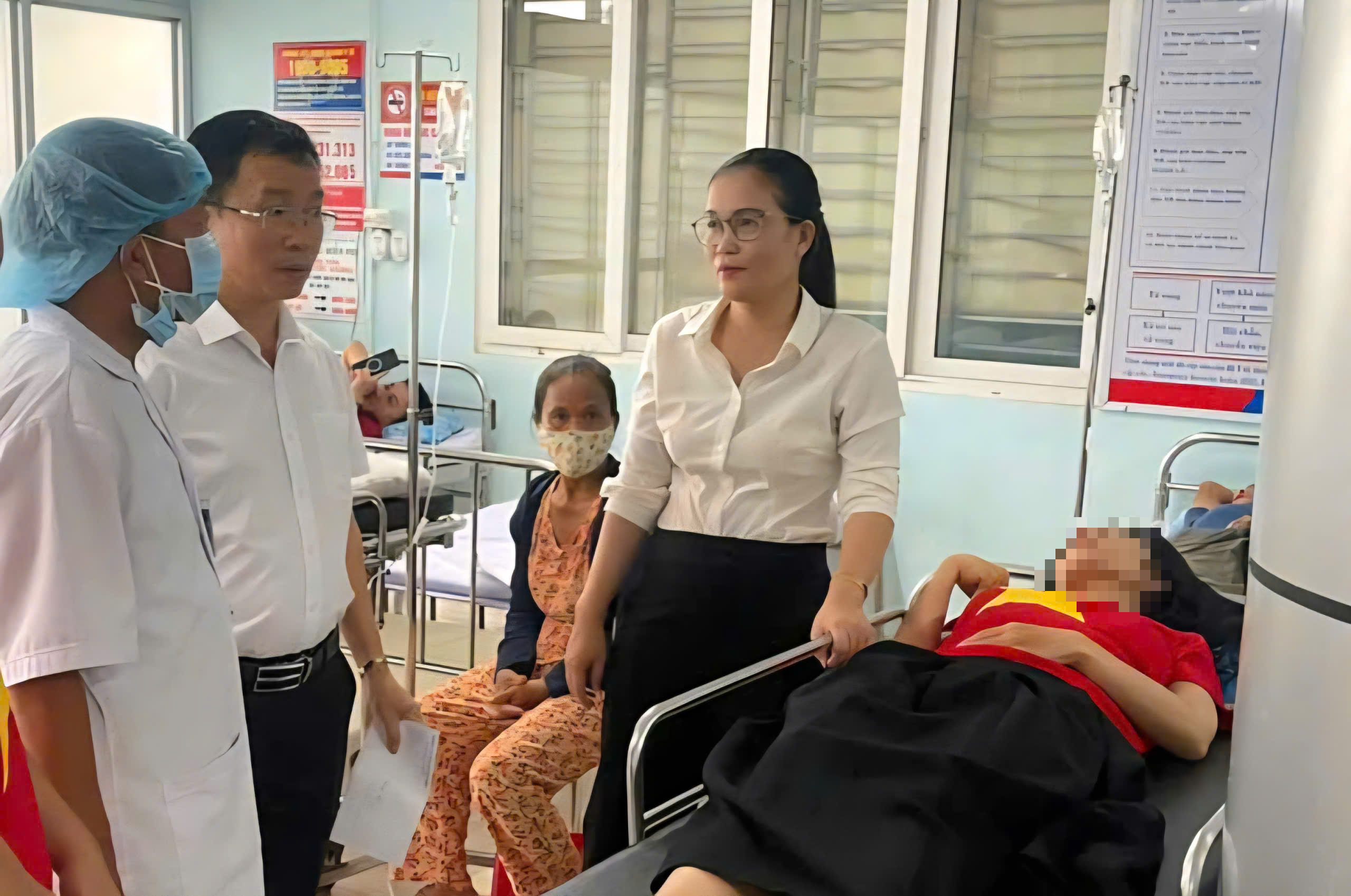 Khoảnh khắc va chạm giữa 2 ô tô khiến 4 người thương vong- Ảnh 1. Khoảnh khắc va chạm giữa 2 ô tô khiến 4 người thương vong- Ảnh 1.