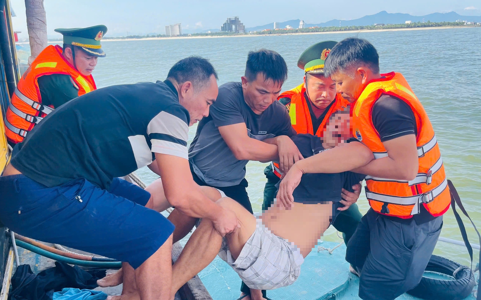 Bộ đội xắn quần lội bùn giúp dân dựng lại cuộc sống sau lũ- Ảnh 11.