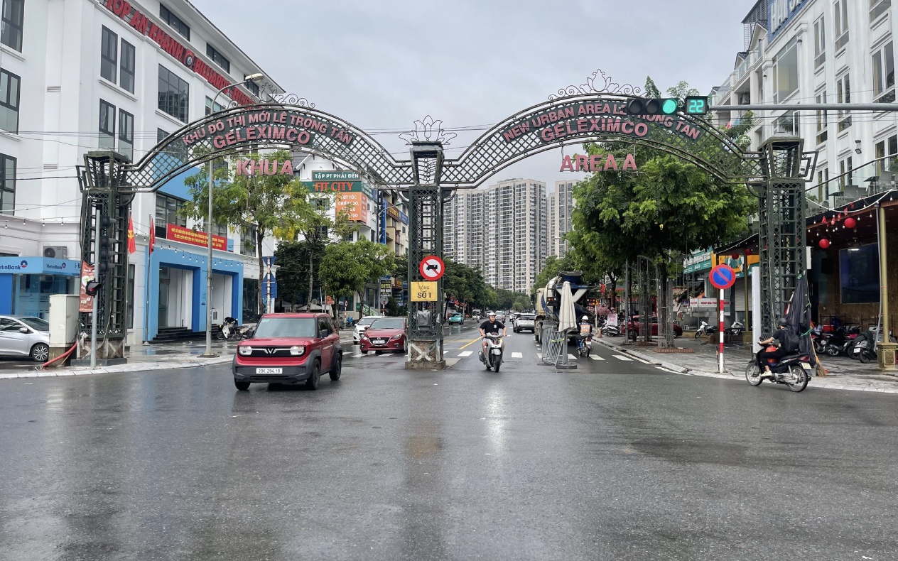 Hà Nội: Hình ảnh lạ thường tại "ốc đảo An Khánh" sau mưa lớn