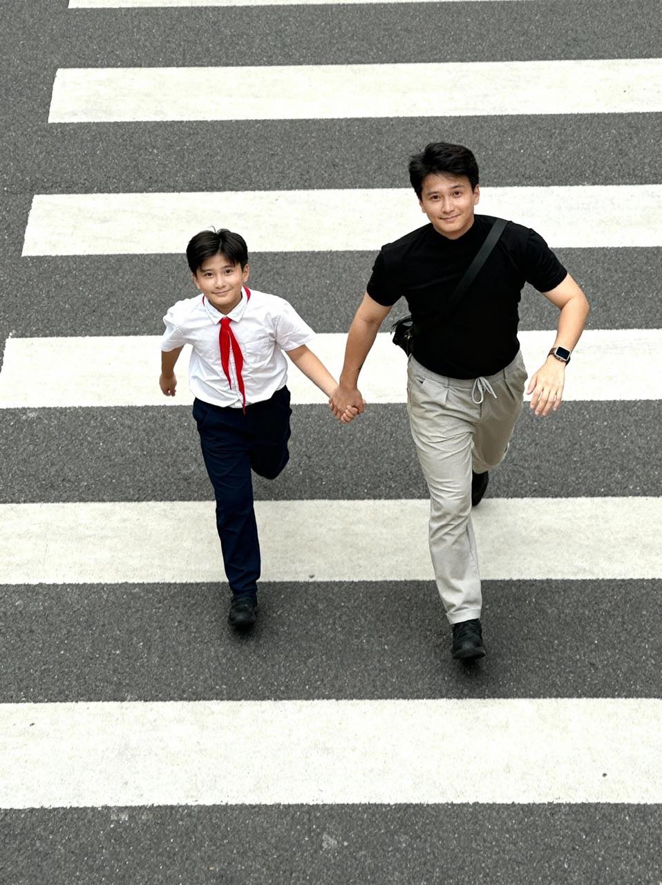 Bất ngờ trước sự giống nhau 'như đúc' giữa dàn diễn viên khi bé và trưởng thành trong phim 'Cách em 1 milimet'- Ảnh 2. Bất ngờ trước sự giống nhau 'như đúc' giữa dàn diễn viên khi bé và trưởng thành trong phim 'Cách em 1 milimet'- Ảnh 2.