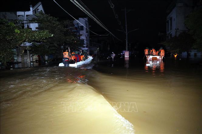 Xuyên đêm hỗ trợ người dân ở vùng 'rốn lũ' Lạng Sơn- Ảnh 2.