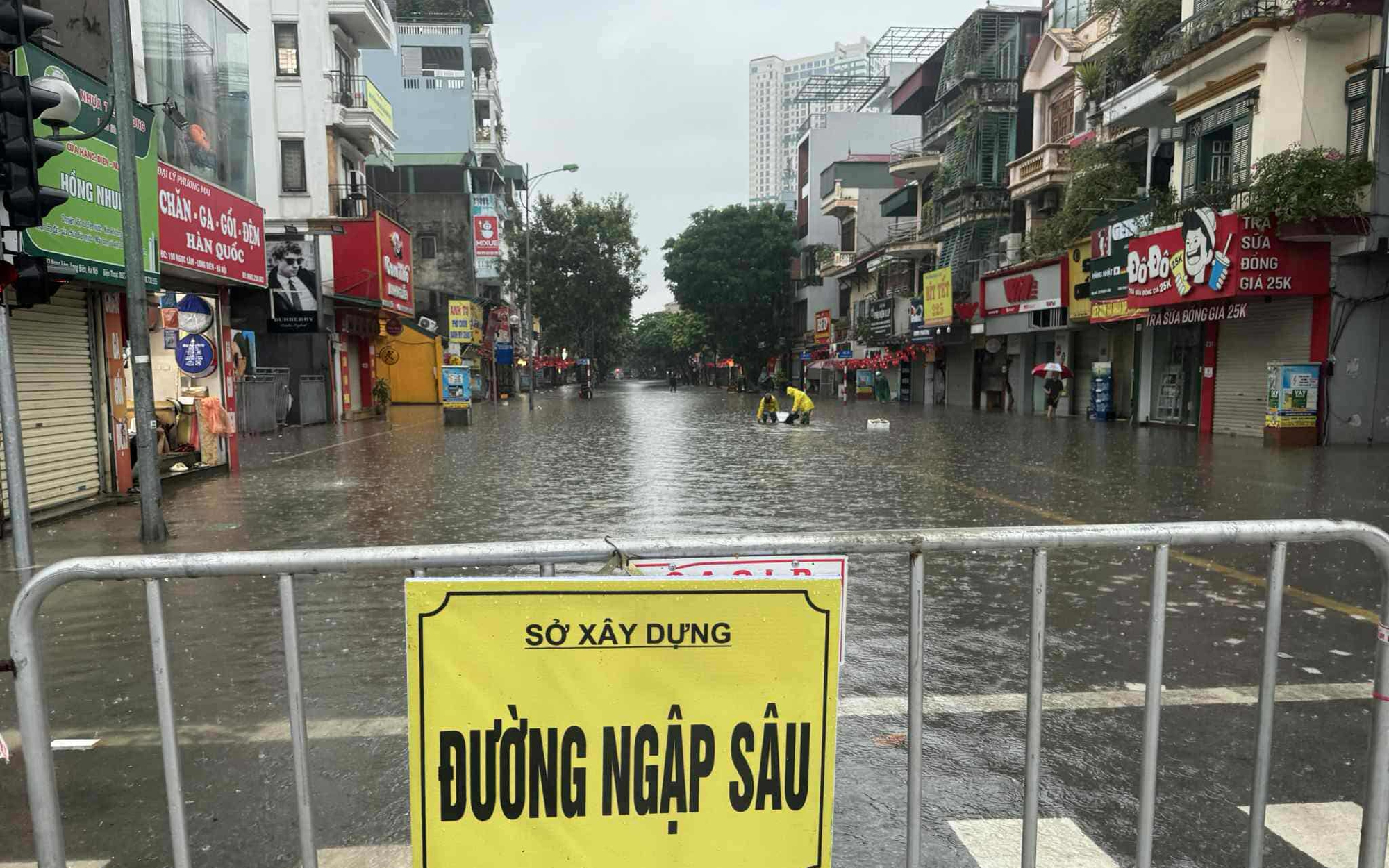 13 người chết và mất tích, hàng chục nghìn nhà bị ngập do hoàn lưu sau bão số 11- Ảnh 1.