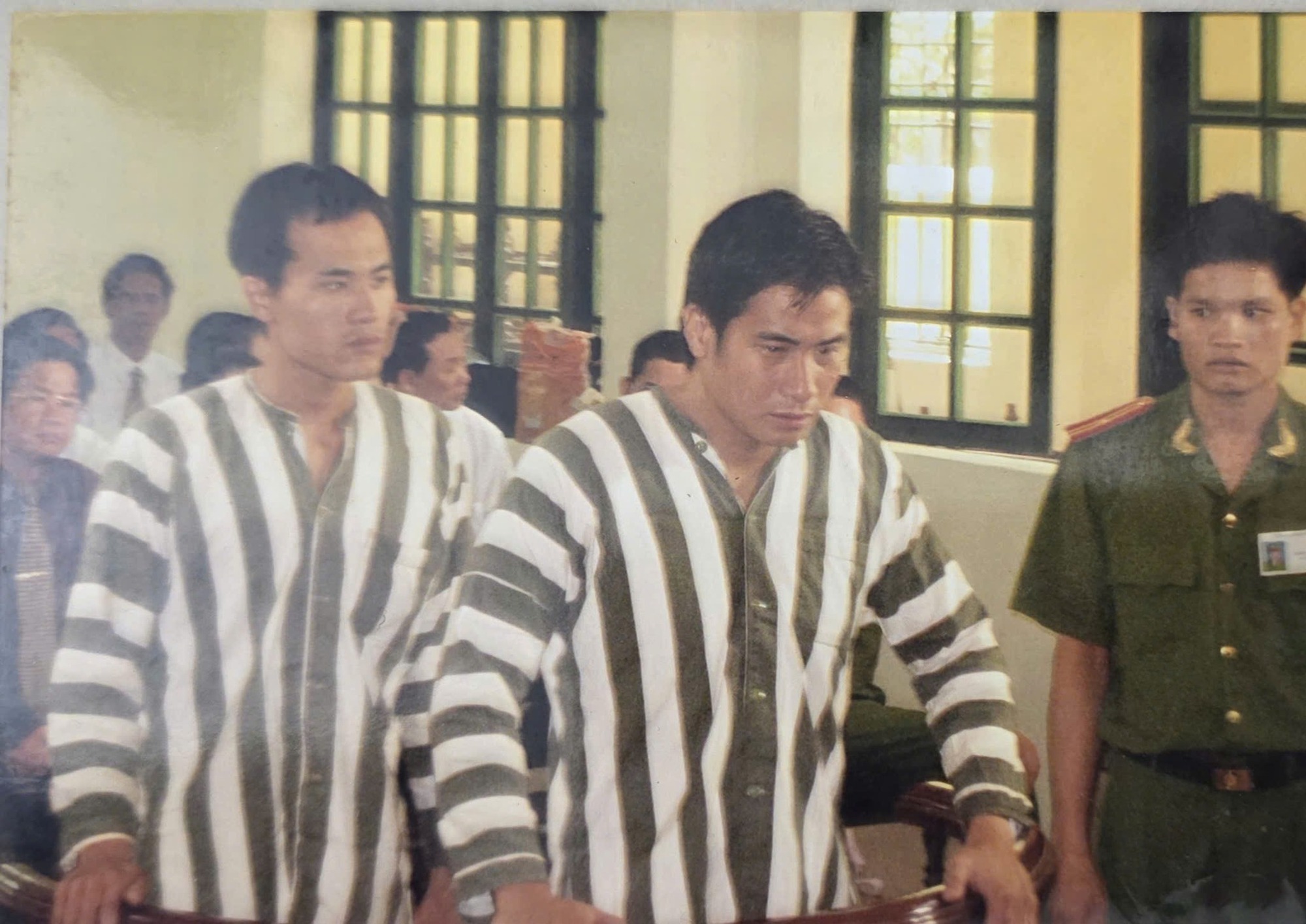 Minh Tiệp gây bất ngờ với hình ảnh 'khi công an, khi tội phạm'- Ảnh 5. Minh Tiệp gây bất ngờ với hình ảnh 'khi công an, khi tội phạm'- Ảnh 5.