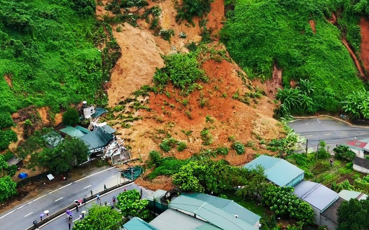 Quốc lộ gãy nền, đường ngập sâu cả mét, sạt lở hàng nghìn khối đất đá sau bão số 11