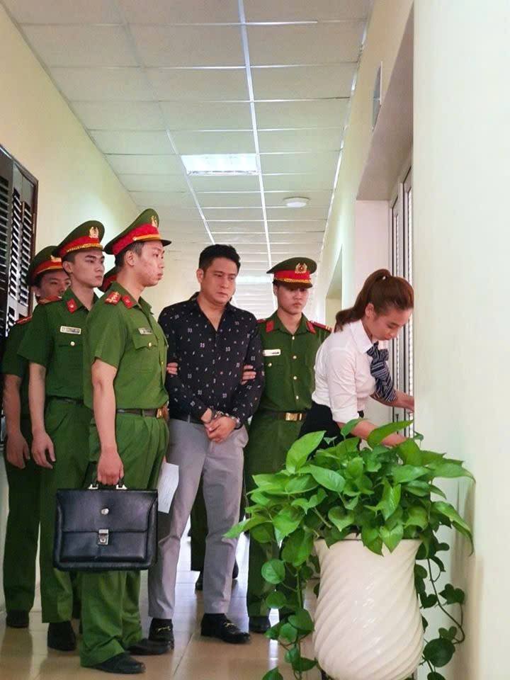 Minh Tiệp gây bất ngờ với hình ảnh 'khi công an, khi tội phạm'- Ảnh 4. Minh Tiệp gây bất ngờ với hình ảnh 'khi công an, khi tội phạm'- Ảnh 4.