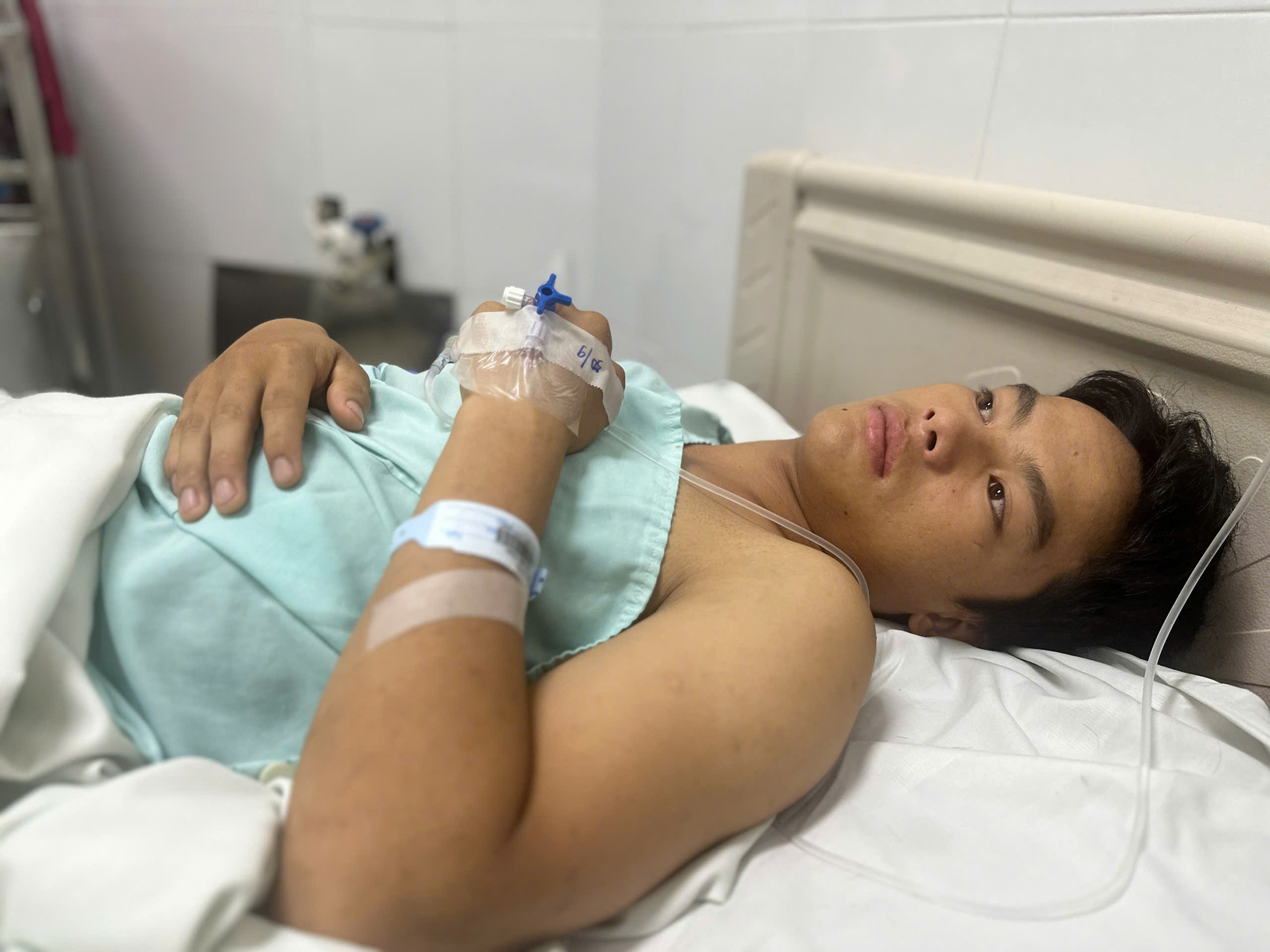 Chàng trai H’Mông cần tiền chữa trị sau tai nạn nghiêm trọng, trong khi vợ lại đang mang bầu- Ảnh 1. Chàng trai H’Mông cần tiền chữa trị sau tai nạn nghiêm trọng, trong khi vợ lại đang mang bầu- Ảnh 1.