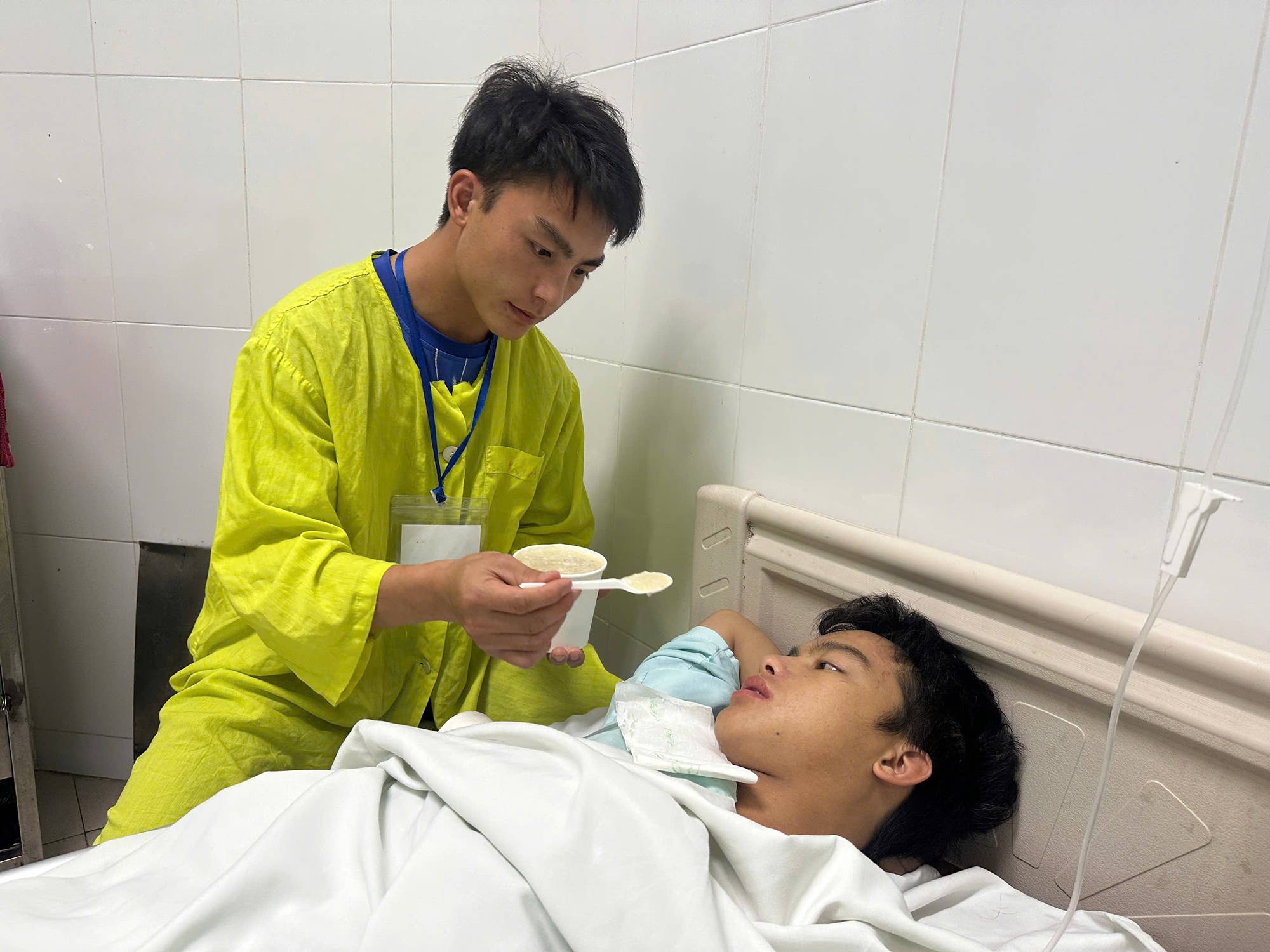 Chàng trai H’Mông cần tiền chữa trị sau tai nạn nghiêm trọng, trong khi vợ lại đang mang bầu- Ảnh 2. Chàng trai H’Mông cần tiền chữa trị sau tai nạn nghiêm trọng, trong khi vợ lại đang mang bầu- Ảnh 2.